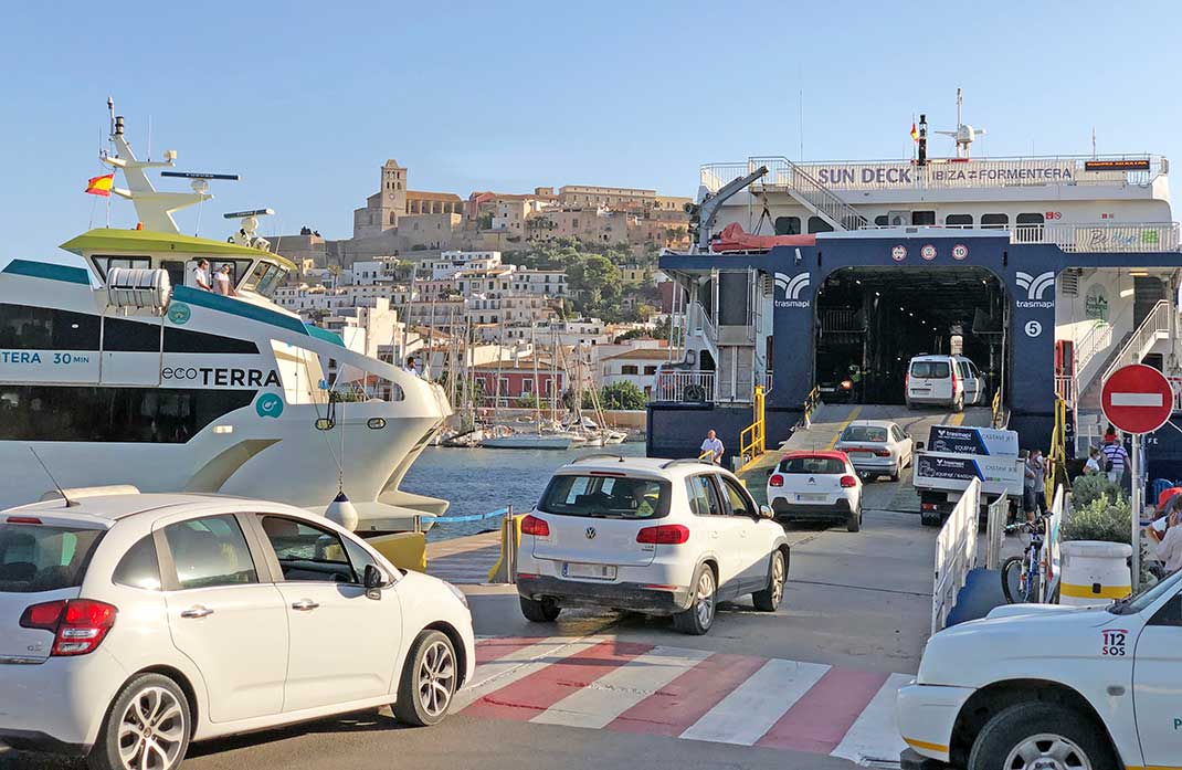 Ibiza will Zahl der Autos begrenzen Autos auf dem Weg von Ibiza nach Formentera