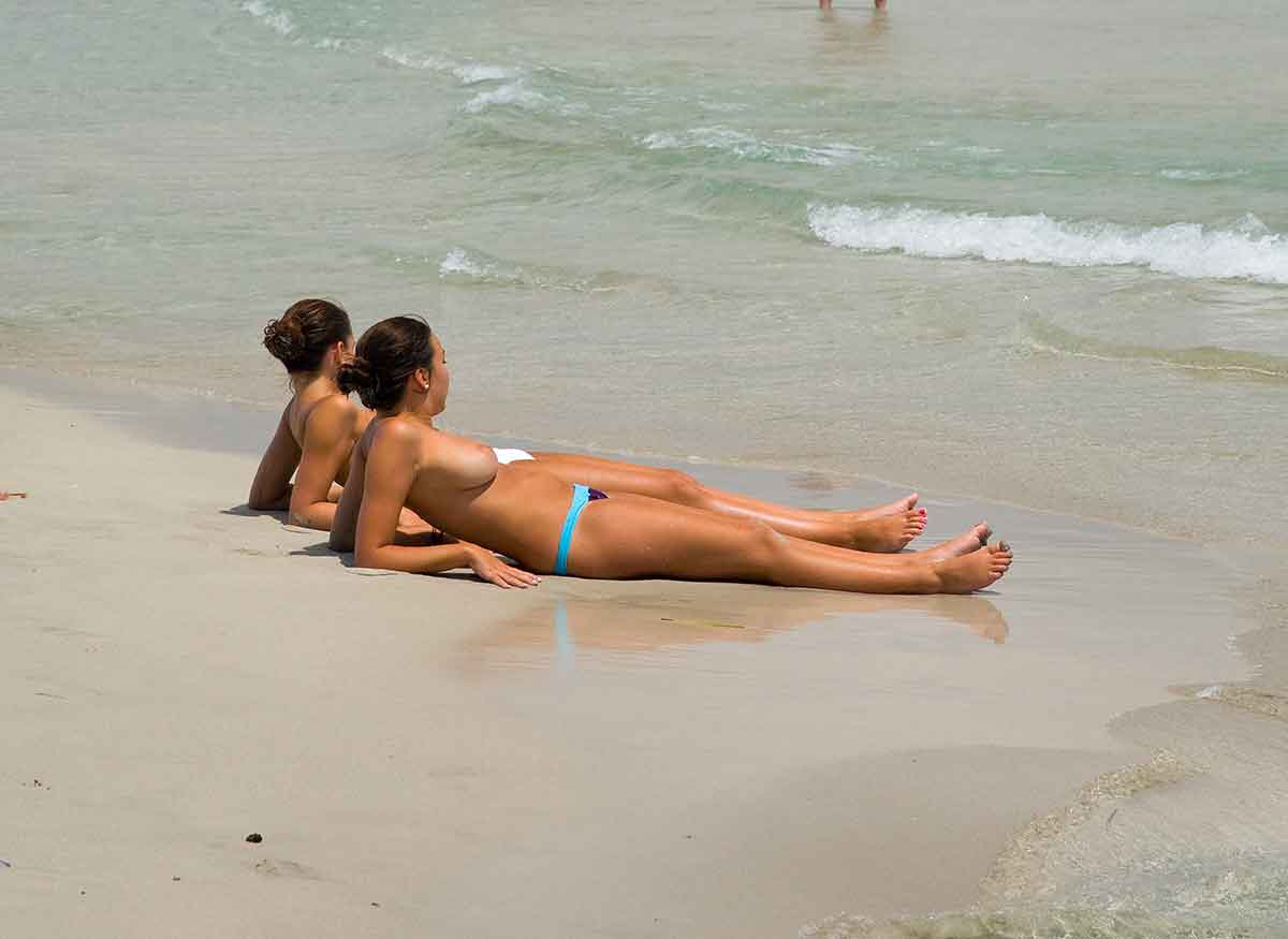 Ibiza: Jagd der Polizei auf nackte Blumenkinder-Busen