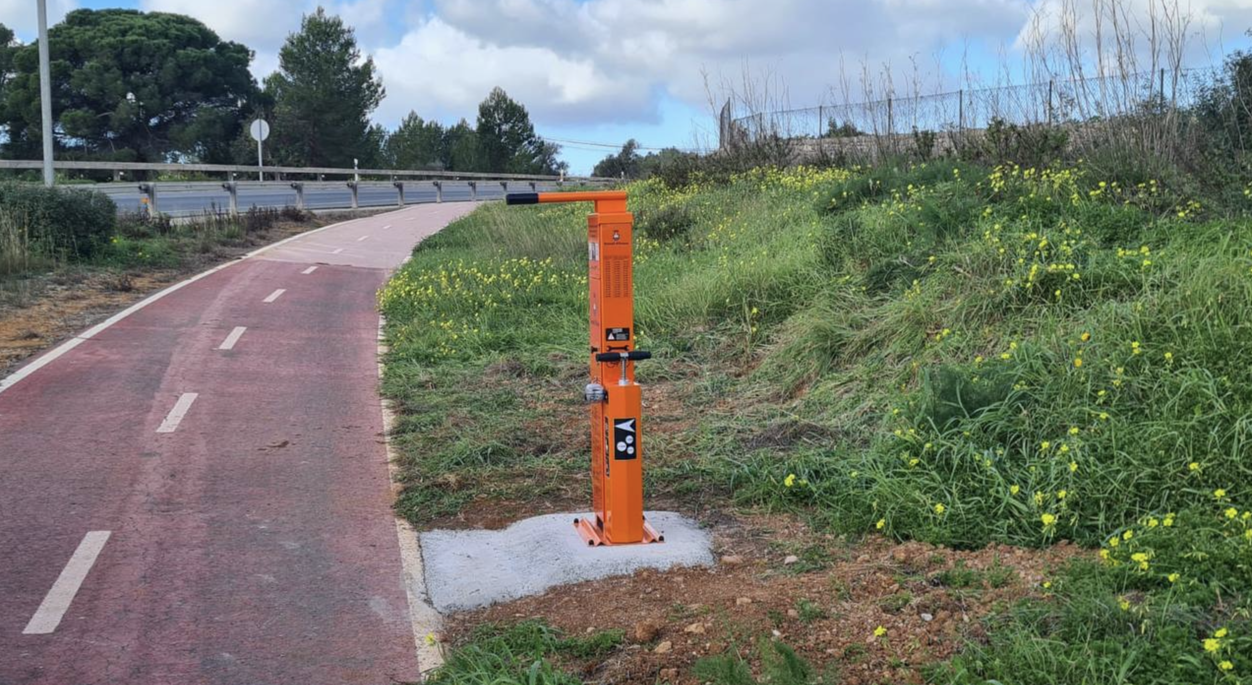 Drei Reparaturstationen für Fahrräder