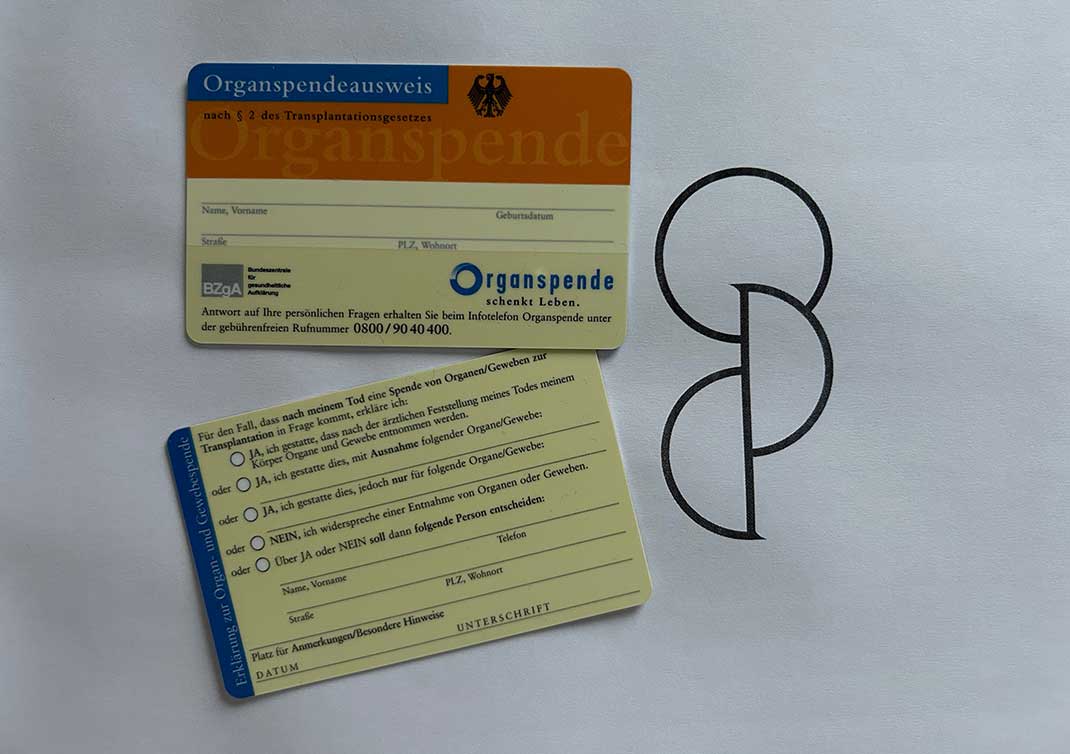 In den Organspende-Ausweis tragen Sie ein, ob und was Sie spenden wollen. Daneben: Das Tattoo-Motiv der Initiative 