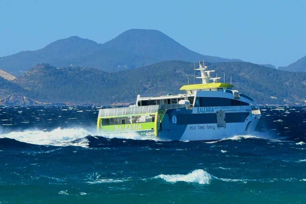 Fähren im Sturm zwischen Ibiza und Formentera. Foto: Peter Eberhardt