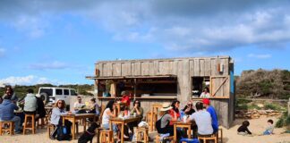 Formentera: Strandwetter und offene Chiringuitos Formentera. Chiringuito. IbizaHEUTE. Foto: Peter Eberhardt