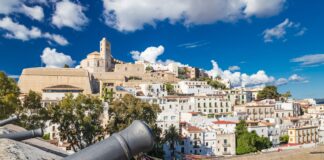 Entdecken Sie die Festungs-Stadt Ibizas