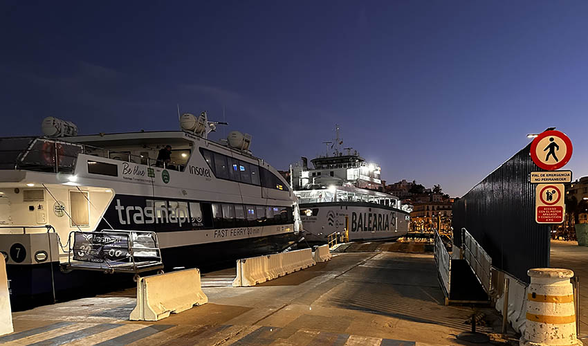 Fähren im Hafen von Ibiza. IbizaHEUTE. Foto: MBA