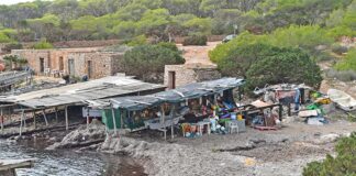 Formentera: Die Werkstatt der Fischer am Strand IbizaHEUTE. Formentera. Foto: IbizaHEUTE, Peter Eberhardt