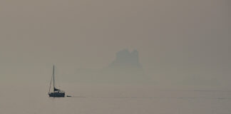 Ibizas Felsen-Insel Es Vedrà im Seenebel IbizaHEUTE. Es Vedrà. Foto: Peter Eberhardt